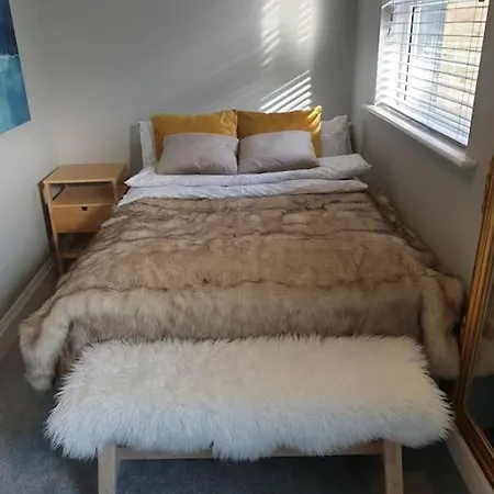 The Art House 2 Galway, Woodquay Apartment *